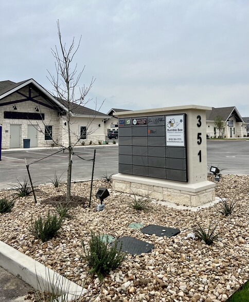 351 Exchange Blvd, Hutto, TX à louer - Photo de l’immeuble – Image 1 sur 4