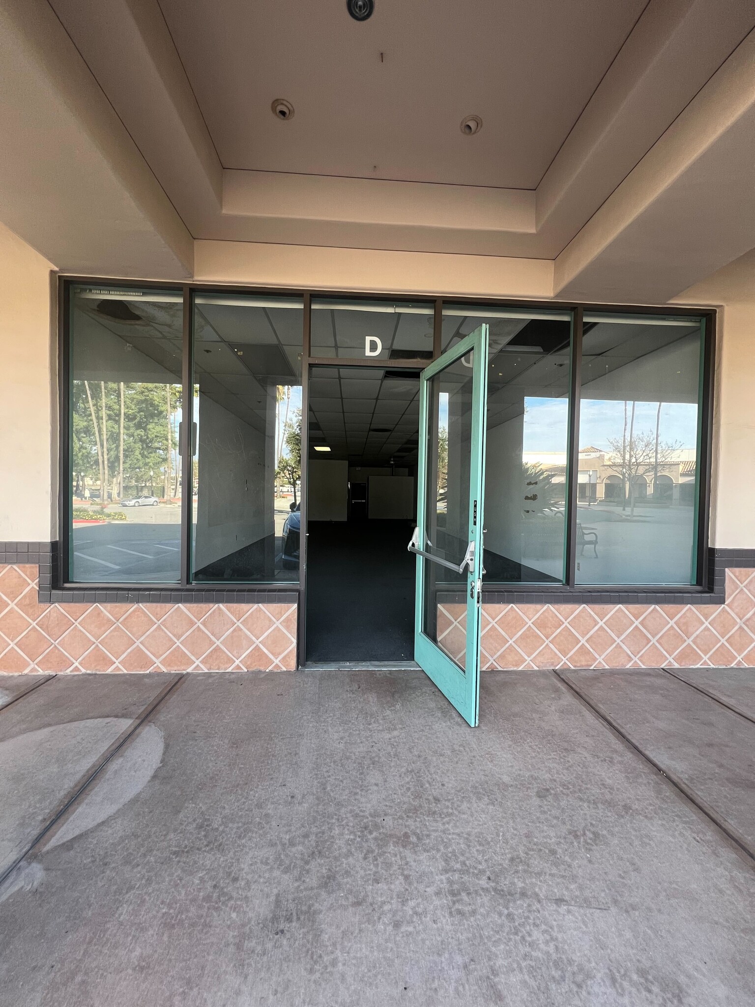 5533-5549 Philadelphia St, Chino, CA à louer Photo de l’immeuble– Image 1 sur 4