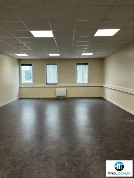 Bureau dans Saint-Maximin à louer - Photo de l’immeuble – Image 2 sur 2