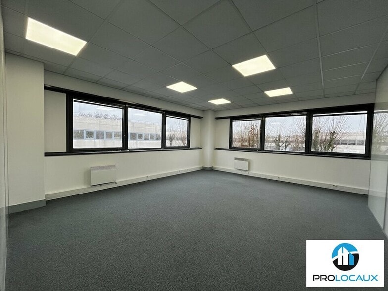 Bureau dans Roissy-en-France à vendre - Photo de l’immeuble – Image 1 sur 12