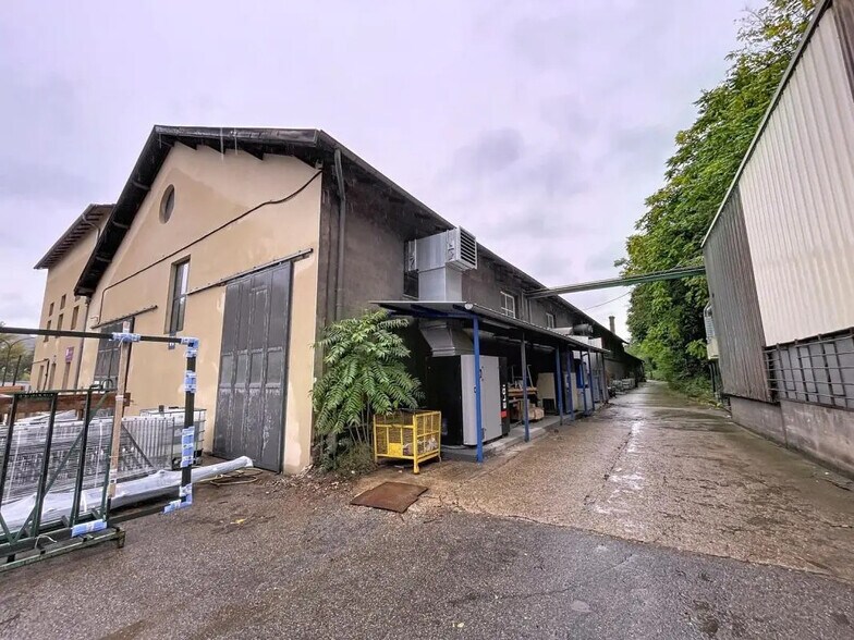 Local d’activités dans Neuville-sur-Saône à louer - Photo de l’immeuble – Image 2 sur 4