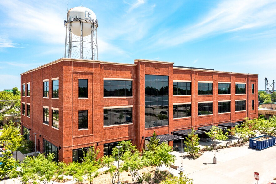 300 E Davis St, McKinney, TX à louer - Photo principale – Image 1 sur 25