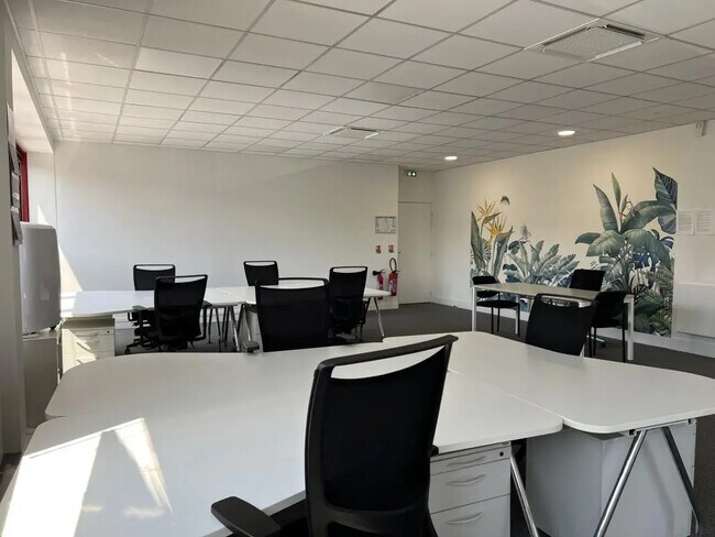 Plus de détails pour 20 Allée Des Erables, Villepinte - Bureau à louer