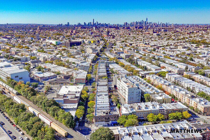 60-83 Myrtle Ave, Flushing, NY à vendre - Photo de l’immeuble – Image 2 sur 3