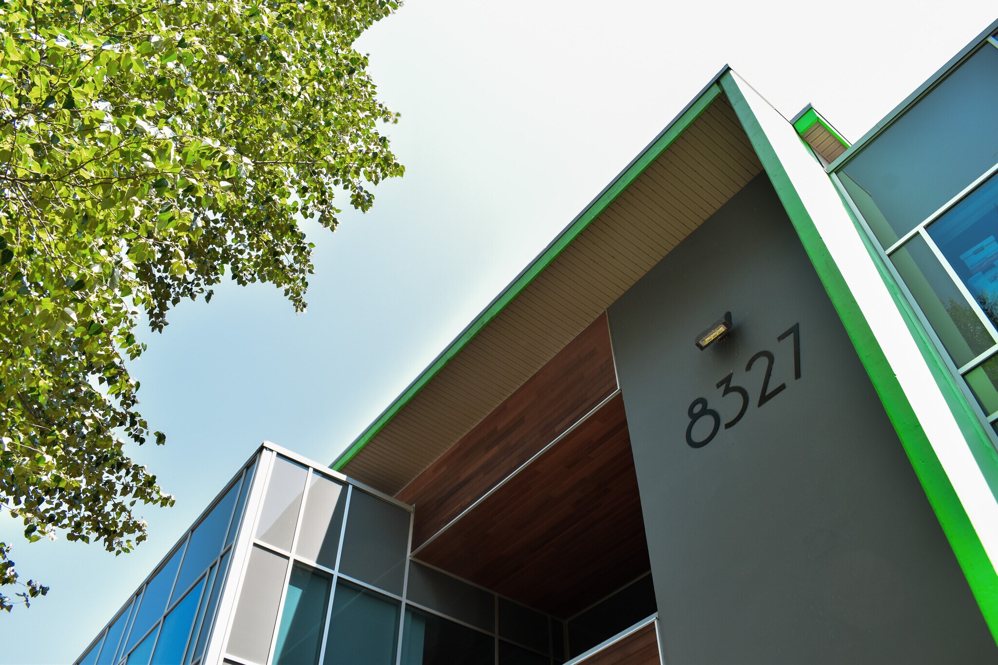 8327 Eastlake Dr, Burnaby, BC à louer Photo de l’immeuble– Image 1 sur 6