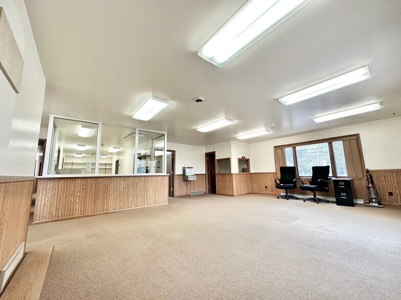 809 Pyle Dr, Kingsford, MI à vendre - Photo de l’immeuble – Image 3 sur 20