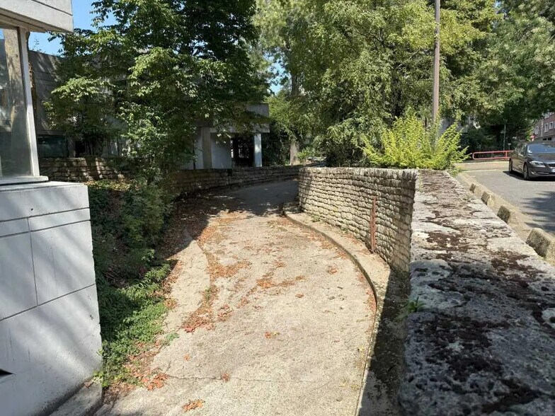 Local d’activités dans Ivry-sur-Seine à louer - Photo de l’immeuble – Image 2 sur 9