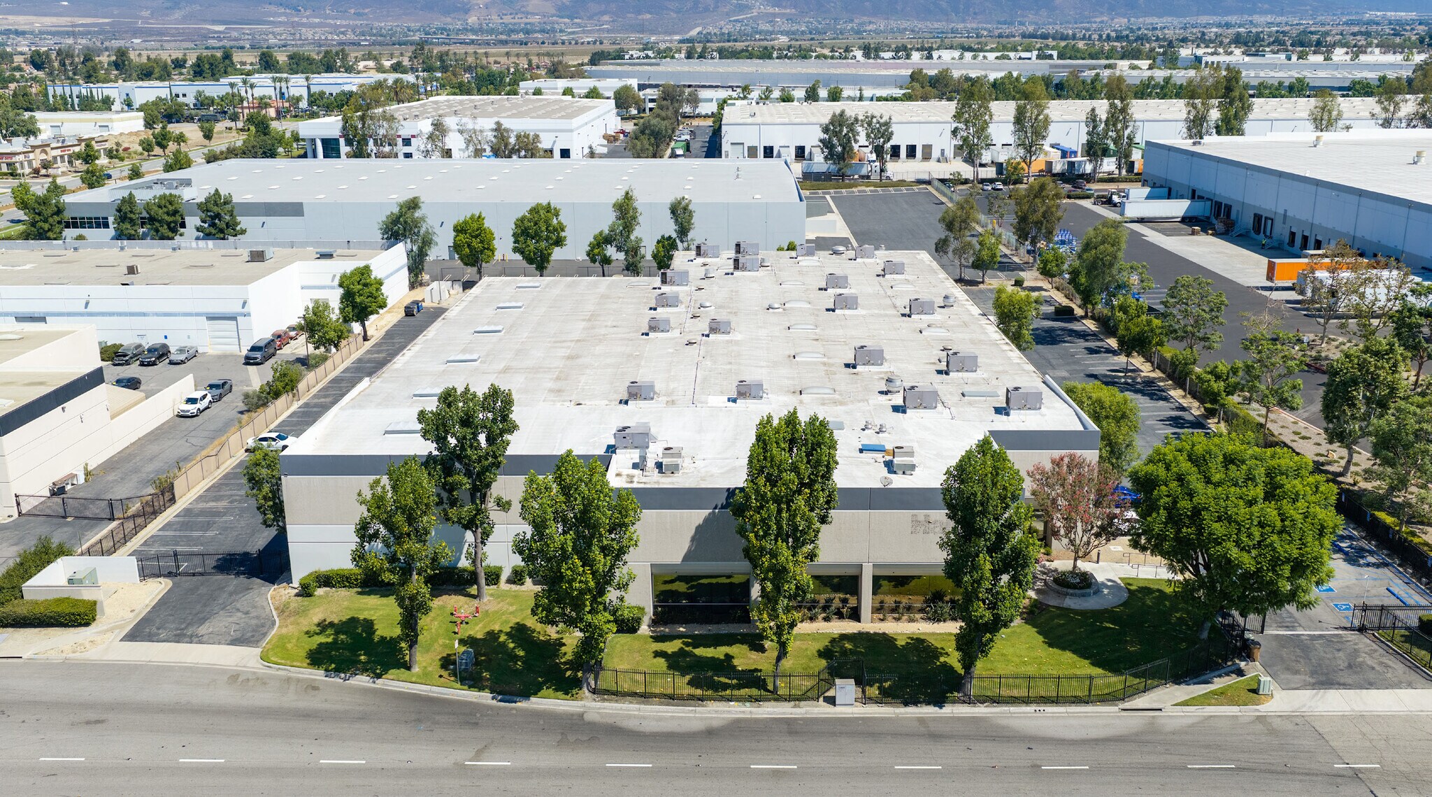 14570 Meyer Canyon Rd, Fontana, CA à louer Photo de l’immeuble– Image 1 sur 7