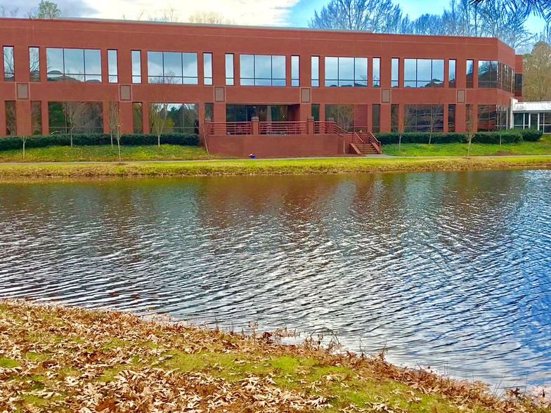 4401 Waterfront Dr, Glen Allen, VA à louer - Photo de l’immeuble – Image 3 sur 26