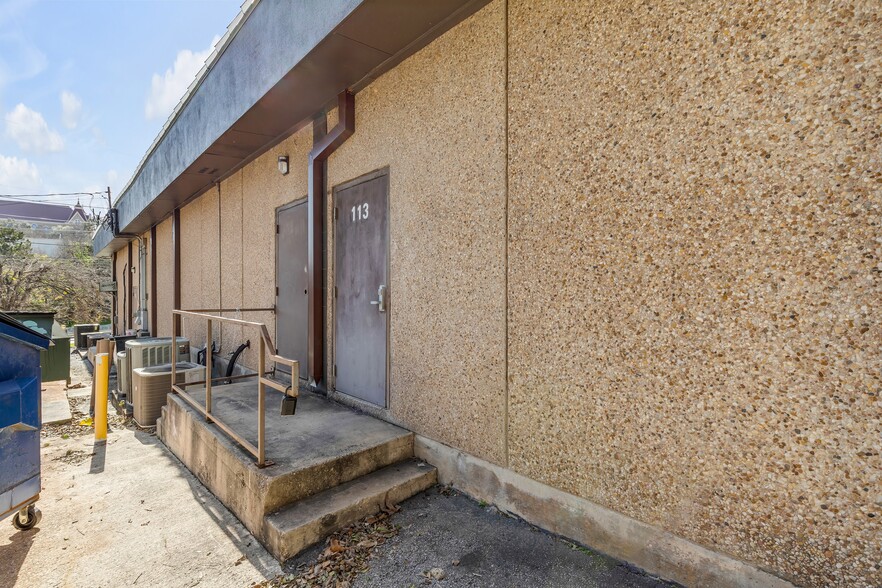 700 N LBJ Dr, San Marcos, TX à louer - Photo de l’immeuble – Image 3 sur 11