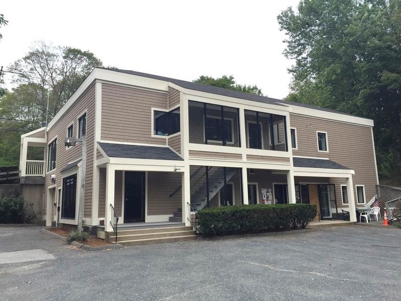 11 S Main St, Sherborn, MA à louer - Photo de l’immeuble – Image 3 sur 9