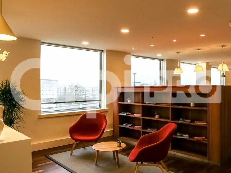 Bureau dans Montigny-le-Bretonneux à louer - Photo de l’immeuble – Image 2 sur 12
