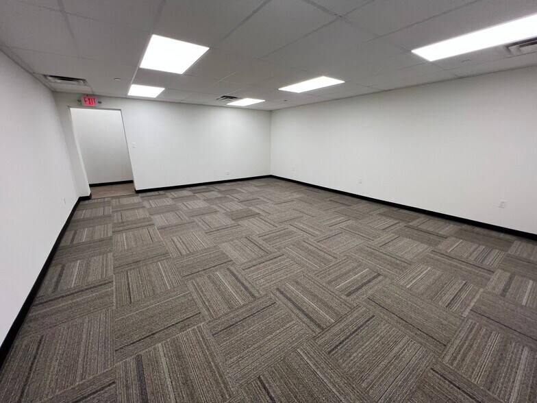 8635 W 21st St, Sand Springs, OK à louer - Photo de l’immeuble – Image 2 sur 7