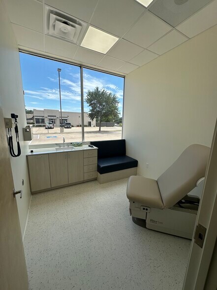 8303 N Stemmons Fwy, Dallas, TX à louer - Photo de l’immeuble – Image 3 sur 9