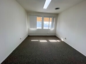 2100 N Sepulveda Blvd, Manhattan Beach, CA à louer Photo intérieure– Image 2 sur 8