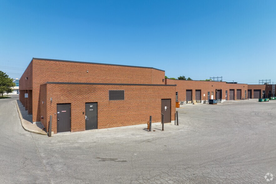 100 Westmore Dr, Toronto, ON à louer - Photo de l’immeuble – Image 2 sur 5
