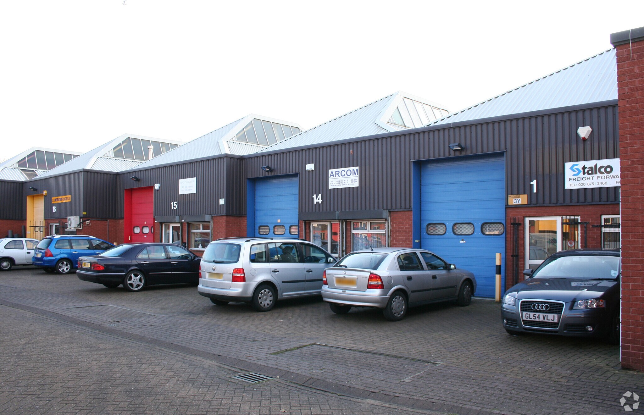 Maple Way, Feltham à louer Photo principale– Image 1 sur 4