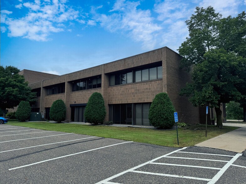 750 S Plaza Dr, Saint Paul, MN à louer - Photo de l’immeuble – Image 2 sur 10