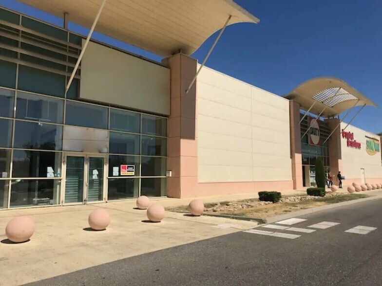 Local commercial dans Avignon à louer - Photo de l’immeuble – Image 1 sur 4