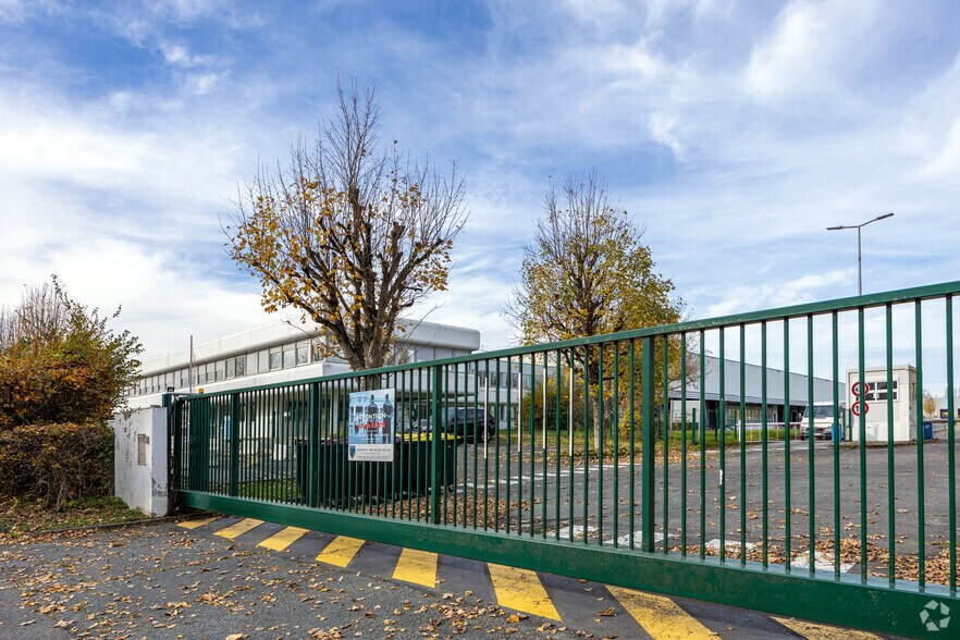 Bureau dans Tremblay-en-France à louer - Photo de l’immeuble – Image 2 sur 2