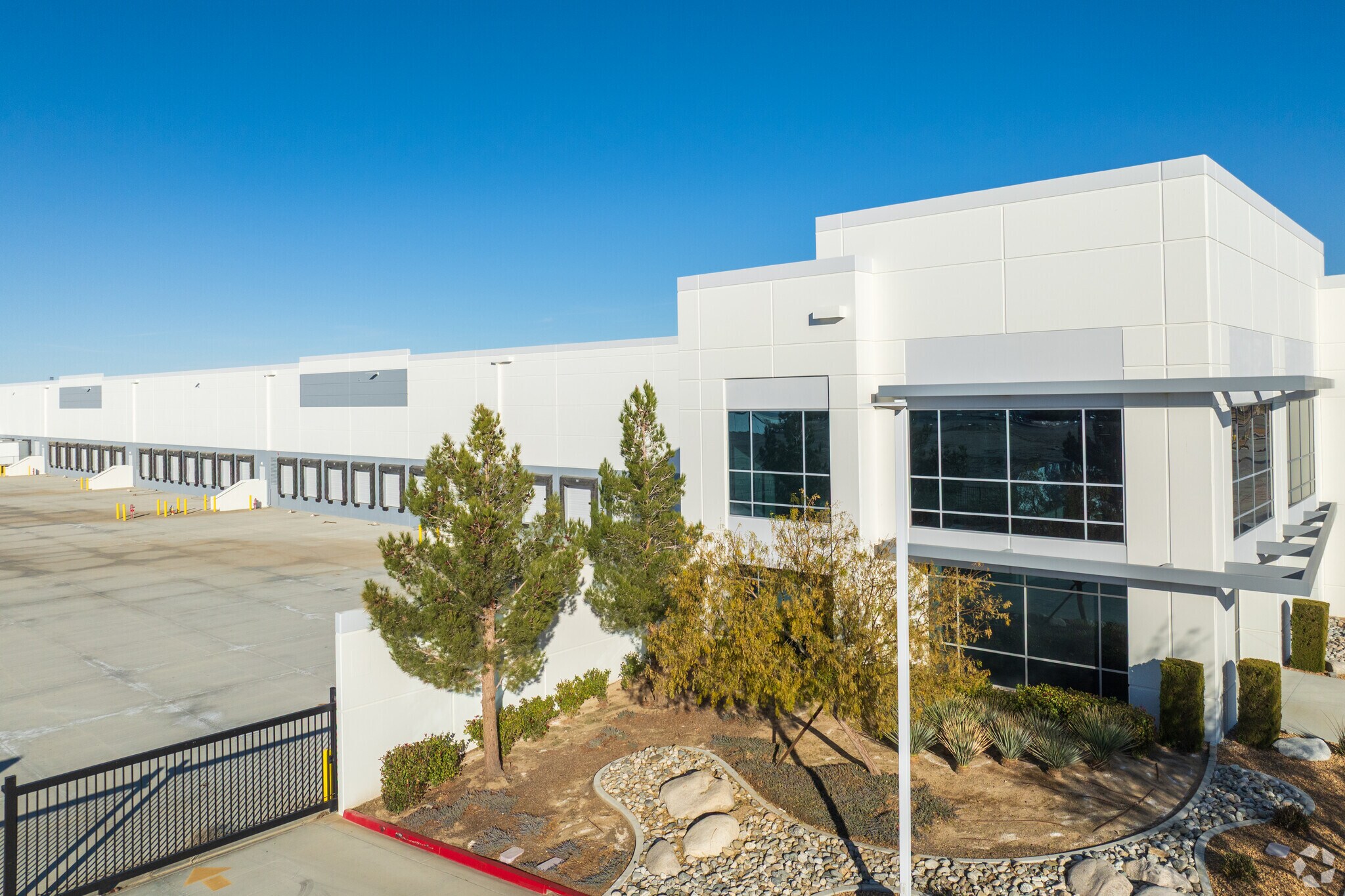13364 Aerospace Dr, Victorville, CA à louer Photo principale– Image 1 sur 5
