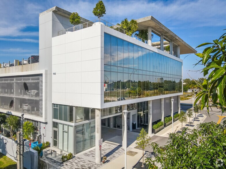 2420 NE Miami Gardens Dr, Miami, FL à louer - Photo de l’immeuble – Image 3 sur 19