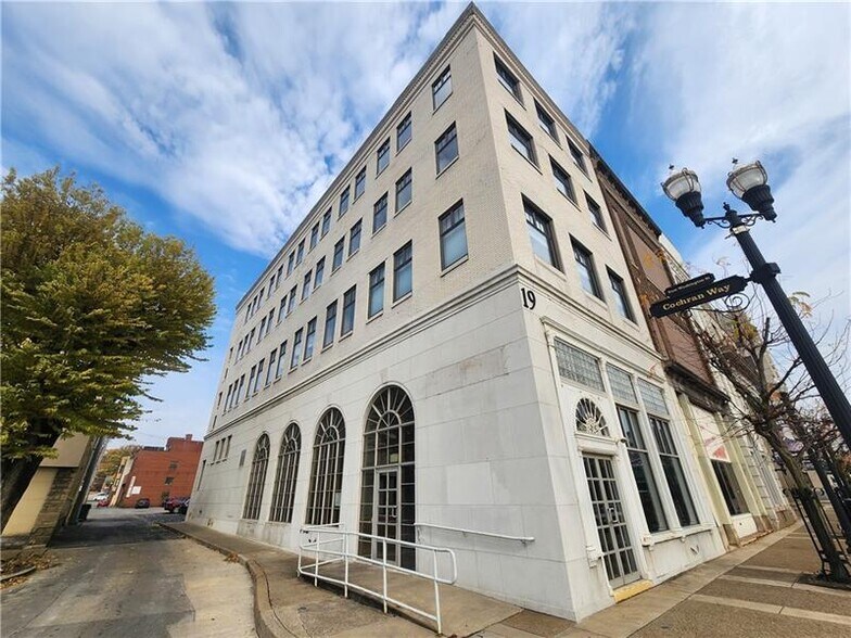 19 E Washington St, New Castle, PA à louer - Photo de l’immeuble – Image 2 sur 11