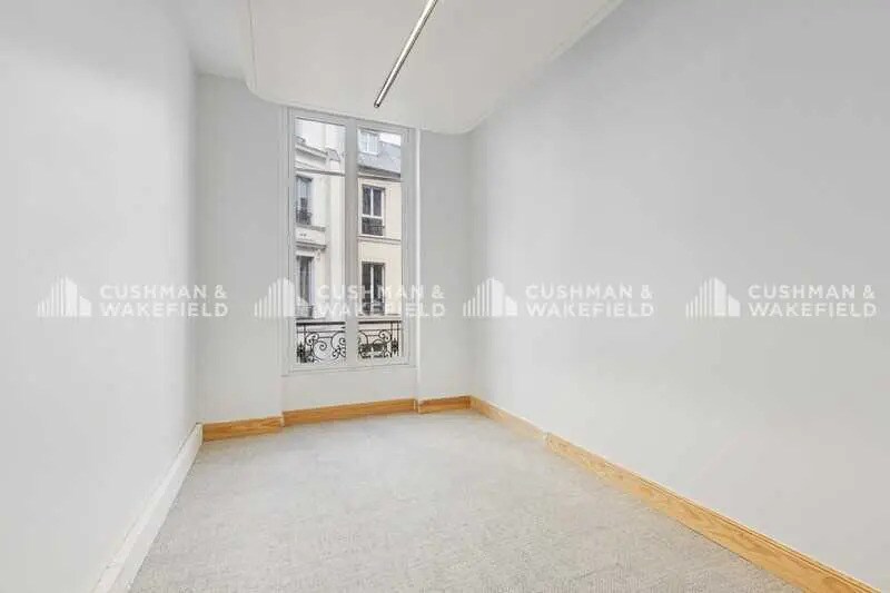 2 Place D'Estienne D'Orves, Paris à louer - Photo de l’immeuble – Image 3 sur 18