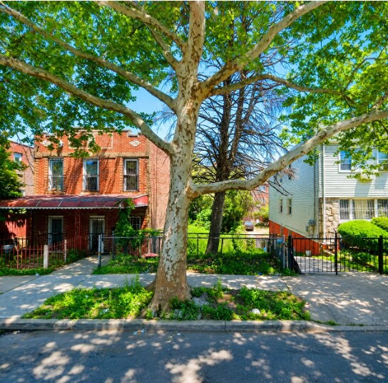 651 Pine St, Brooklyn, NY à vendre Photo principale– Image 1 sur 2
