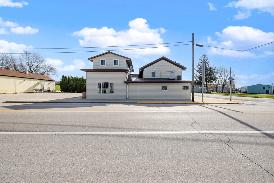 504 Milwaukee St, Lomira, WI à vendre - Photo de l’immeuble – Image 2 sur 50