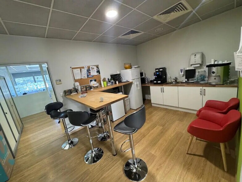 Bureau dans Aubagne à louer - Photo de l’immeuble – Image 1 sur 7