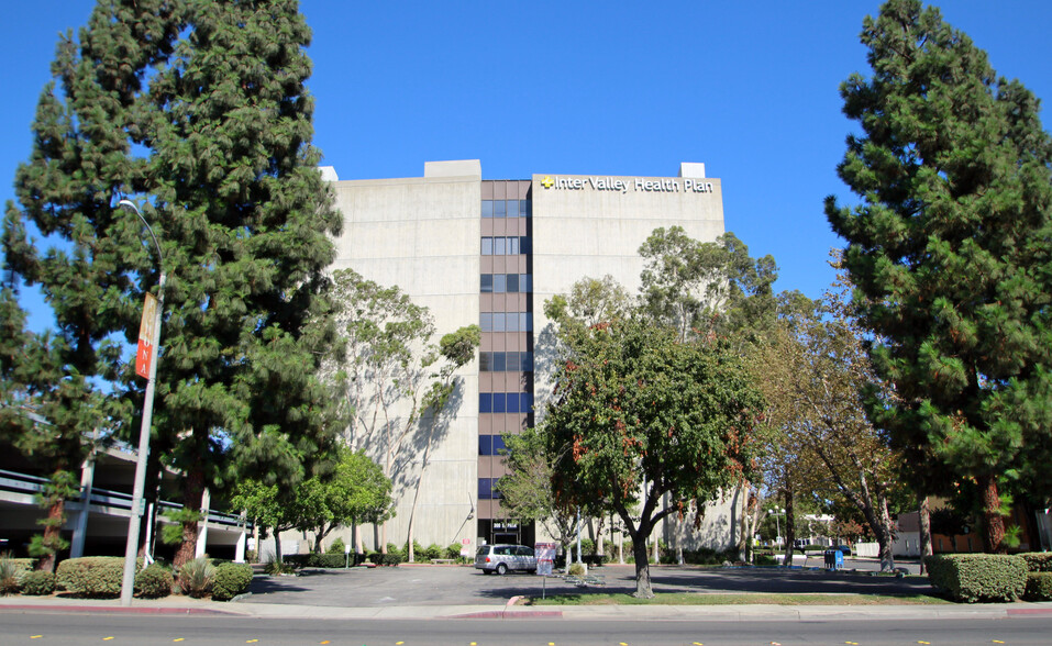 300 S Park Ave, Pomona, CA à louer - Photo de l’immeuble – Image 1 sur 4