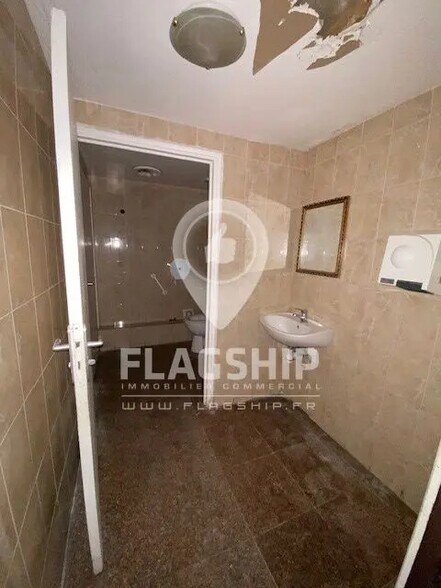 Local commercial dans Paris à louer - Photo de l’immeuble – Image 3 sur 7