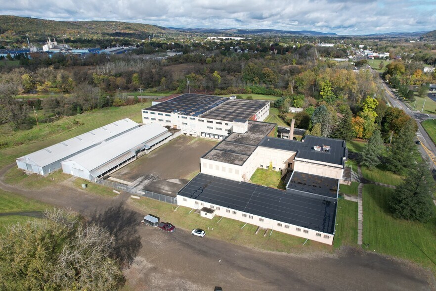 1575 Lake St, Elmira, NY à vendre - Photo de l’immeuble – Image 3 sur 49