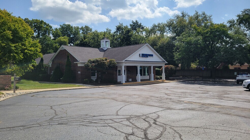 39475 Ann Arbor Rd E, Plymouth, MI à louer - Photo de l’immeuble – Image 2 sur 26