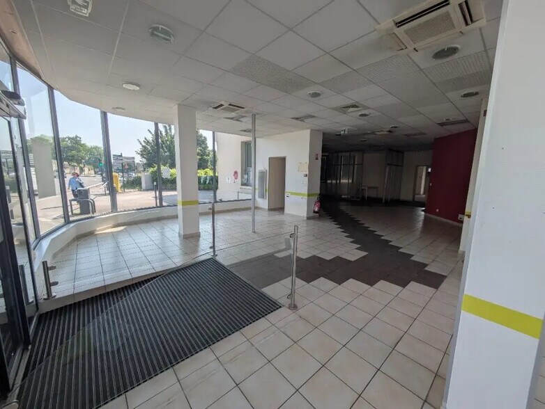 Local commercial dans Besançon à louer - Photo de l’immeuble – Image 2 sur 9