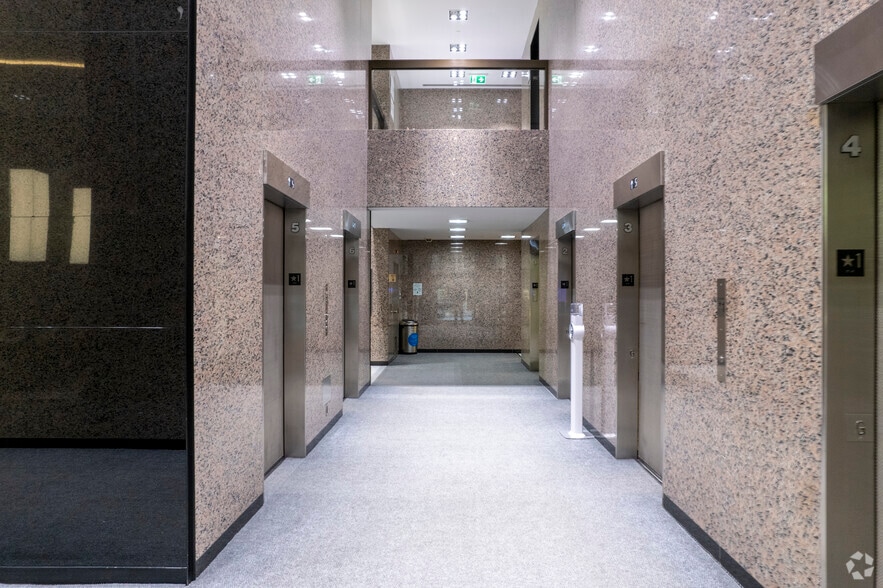 18 King St E, Toronto, ON à louer - Hall d’entrée – Image 3 sur 3