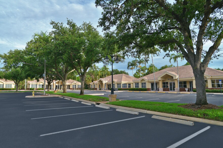 24880 Burnt Pine Dr, Bonita Springs, FL à louer - Photo de l’immeuble – Image 1 sur 9