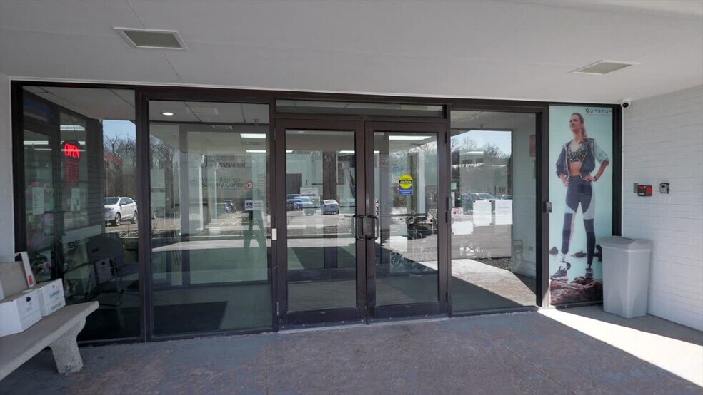 9050 W 81st St, Justice, IL à louer - Vidéo sur l’annonce professionnelle – Image 2 sur 24