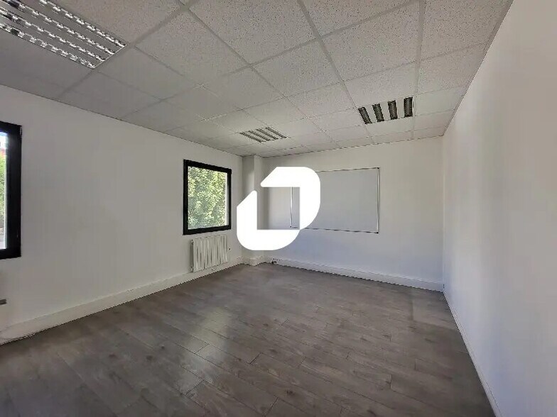 Local d’activités dans Vitry-sur-Seine à louer - Photo de l’immeuble – Image 2 sur 8