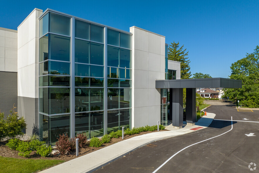 645 W Grand River Ave, Howell, MI à louer - Photo de l’immeuble – Image 2 sur 25