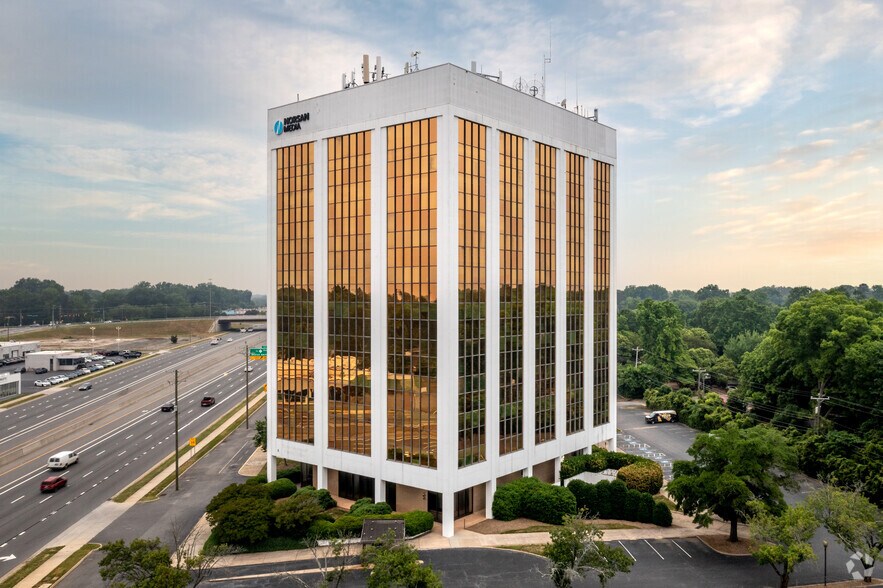 4801 E Independence Blvd, Charlotte, NC à louer - Photo de l’immeuble – Image 3 sur 8