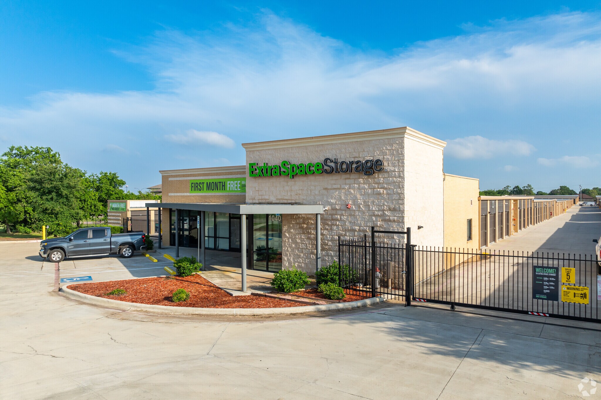1040 W Sublett Rd, Arlington, TX à louer Photo principale– Image 1 sur 5