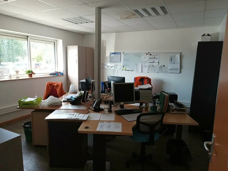 Local d’activités dans Châtenoy-le-Royal à louer - Photo de l’immeuble – Image 2 sur 4