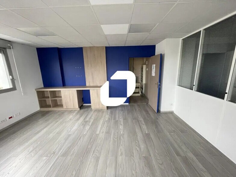 Bureau dans Le Plessis-Trévise à louer - Photo de l’immeuble – Image 2 sur 11