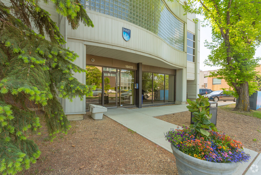 10415 Princess Elizabeth Ave NW, Edmonton, AB à vendre - Photo de l’immeuble – Image 2 sur 2