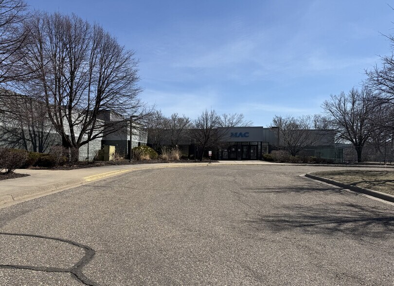 2110 Silver Bell Rd, Eagan, MN à vendre - Photo de l’immeuble – Image 3 sur 6