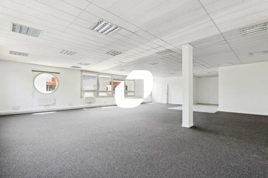 Bureau dans Émerainville à vendre - Photo de l’immeuble – Image 2 sur 6