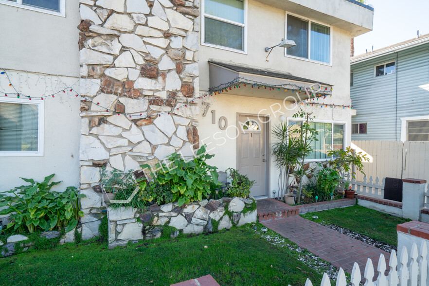 710 E 6th St, Long Beach, CA à vendre - Photo de l’immeuble – Image 3 sur 12