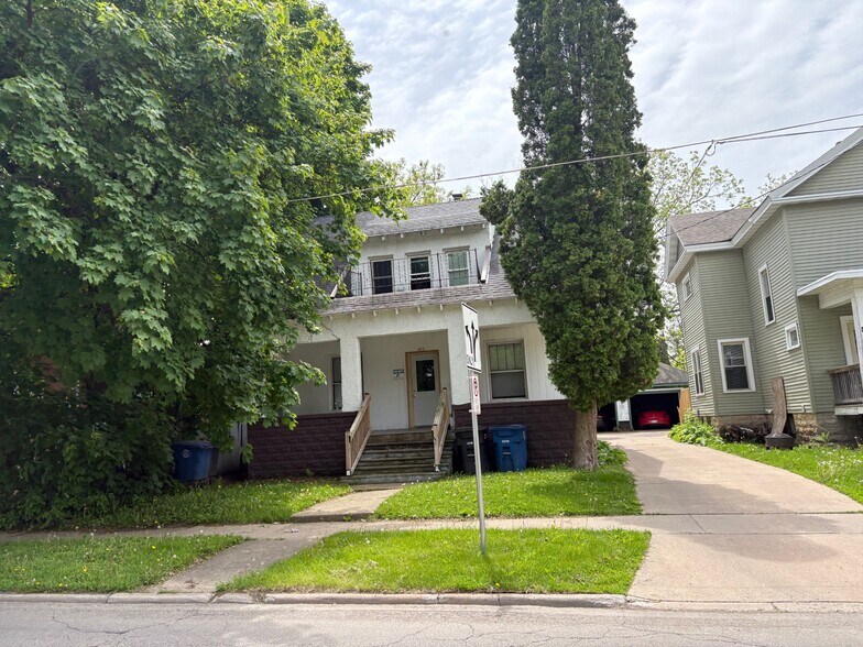 411 W Irving Ave, Oshkosh, WI à vendre - Photo principale – Image 1 sur 1